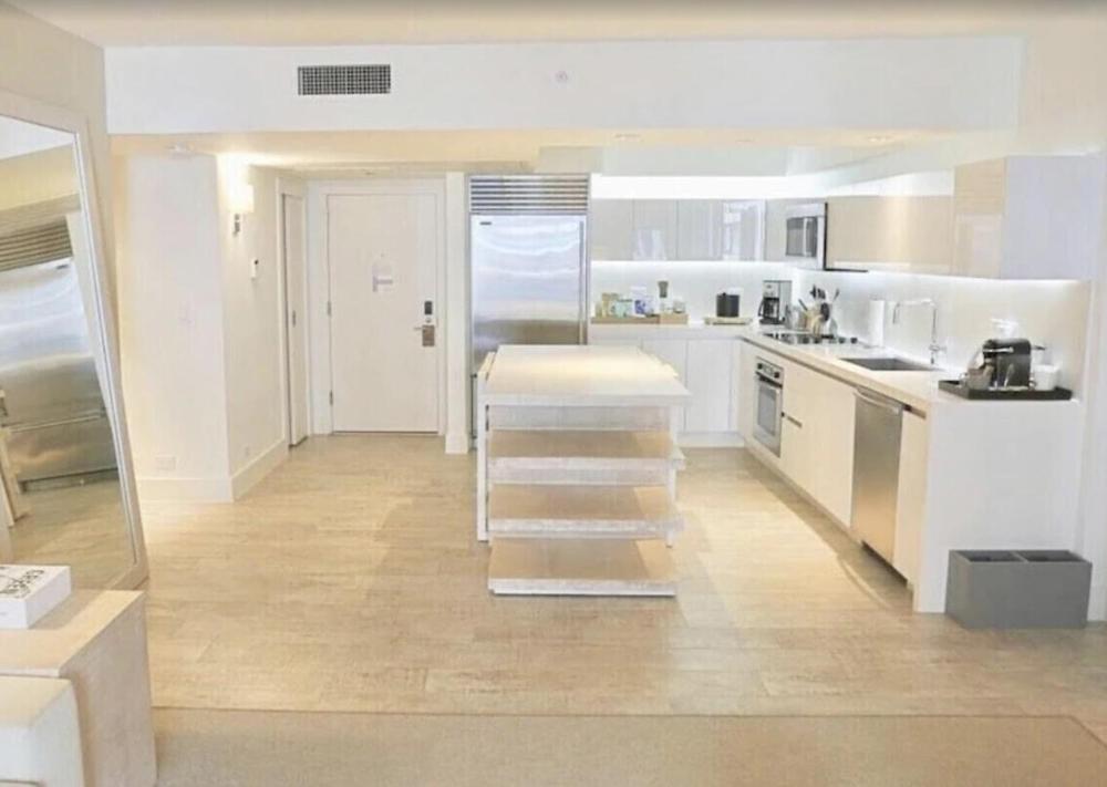 Deluxe Suite with Sea View interior